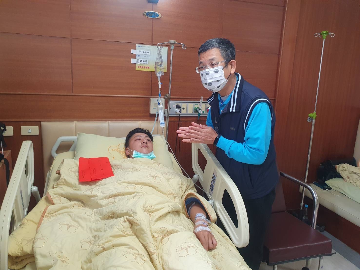 慰問陸戰隊受傷下士
